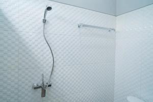 日惹RedDoorz near Sindu Kusuma Edupark 3的浴室墙上的淋浴 更多54张照片