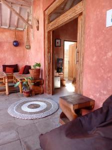 een woonkamer met een bank en een tafel bij Villa Sea La Vie Private pool in Gili Meno