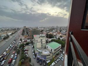 - une vue sur une rue animée de la ville avec des voitures dans l'établissement Spacious 2 BR apartment near the airport, à Addis-Abeba