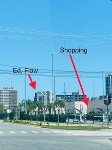 un diagramma di un incrocio con un cartello stradale e una freccia rossa di Loft Flow Parque Una com garagem! a Pelotas
