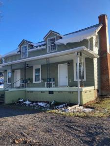 Billede fra billedgalleriet på Farmhouse with game room, fire pit and creek i Johnson City