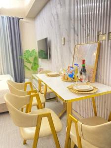 Grace Residences Elevate Escapes في مانيلا: غرفة طعام مع طاولة وكراسي