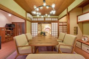 jadalnia z drewnianym stołem i krzesłami w obiekcie Konjaku-So Tengachaya Tea and Relax w Osace