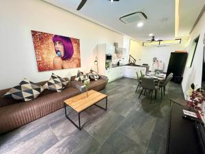 ジョムティエンビーチにあるHuge Luxury, 3 Bedroom, private pool villa near to the beach - Jomtien - LV99のソファとテーブルのあるリビングルーム