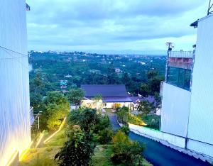 Blick auf eine Stadt von zwei Gebäuden in der Unterkunft ĐAM MÊ HOMESTAY in Bảo Lộc