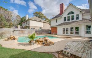um quintal com uma piscina e uma casa em Lake Conroe-Montgomery Big House with Private Pool em Montgomery