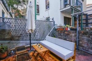 un patio con sombrilla, banco y mesa en Superb 2 Bedroom House Darlinghurst 2 E-Bikes Included en Sídney