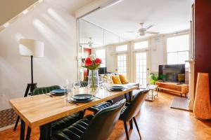 a dining room with a table and some chairs at Superb 2 Bedroom House Darlinghurst 2 E-Bikes Included in Sydney