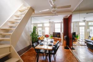 una sala da pranzo con tavolo, sedie e scala di Superb 2 Bedroom House Darlinghurst 2 E-Bikes Included a Sydney