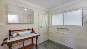 Ένα μπάνιο στο Homely Beach Retreat Three Living Areas, Table Tennis Table Accom Holidays