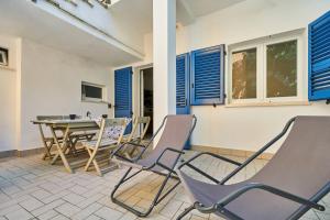 d'une terrasse avec des chaises, une table et une table. dans l'établissement appartamento a due passi dal mare, à Bellaria-Igea Marina