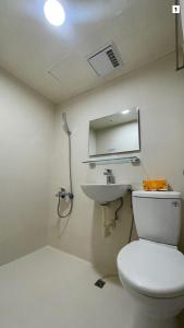 Un baño con un inodoro blanco y un lavabo. en FUNDI Hotel, en Tainan 19 fotos más