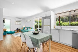 O bucătărie sau chicinetă la Gugunyal Cottage - Belle Escapes Jervis Bay
