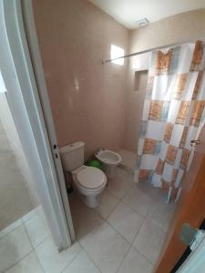 e bagno con servizi igienici, bidet e doccia. di RUTAC DEPARTAMENTOS- Departamento moderno con balcón a Las Grutas