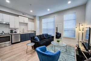 a living room with a black couch and a table at Stylish and Cozy in Dallas Downtown in Dallas