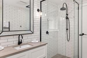 Koupelna v ubytování Lake View Retreat + 39 fotografií