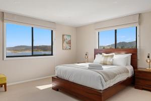 Postel nebo postele na pokoji v ubytování Lake View Retreat