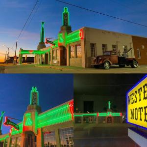 a building with green lights on top of it at Western Motel in Shamrock