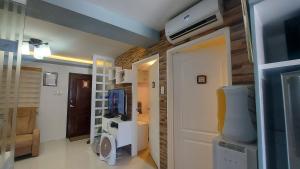 Cette chambre dispose d'une télévision et d'un salon. dans l'établissement Condo unit 2 Bedroom one oasis fullyfurnished, à Davao