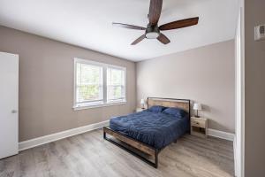 een slaapkamer met een bed en een plafondventilator bij Modern Updated Condo Near Downtown in Washington
