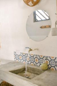 El Paredón Buena Vista的住宿－Villa Makai 2 Blue，一间带水槽和镜子的浴室