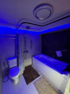 Ванна кімната в CLOCKWORKORANGE Luxury Suites