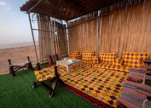 una camera con divano, tavolo e sedie di SAFARI-Glamping ad Al Wāşil
