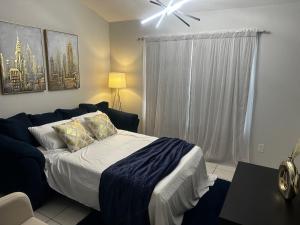 1 dormitorio con 1 cama y ventilador de techo en Traveler Stay PLUS, en Eagle Pass