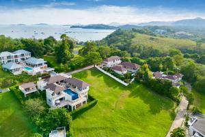 una vista aérea de una casa con un gran patio en Stunning 5 bedrooms Villa with Panoramic Sea View, en Por Bay