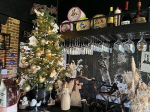 een kerstboom op een tafel in een winkel bij B&B Het Stille Genoegen in Brakel