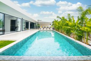 拉威海滩Mango Hill Residence的房子中间的游泳池