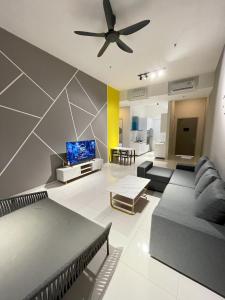 een woonkamer met een bank en een plafondventilator bij Penang Georgetown KT Home for 8 pax in George Town
