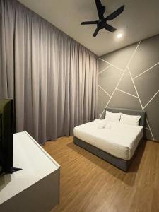 een slaapkamer met een bed en een plafondventilator bij Penang Georgetown KT Home for 8 pax in George Town