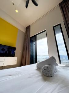 een slaapkamer met een wit bed en grote ramen bij Penang Georgetown KT Home for 8 pax in George Town