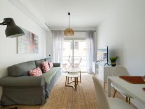 uma sala de estar com um sofá e uma mesa em Pascal Home By CanariasGetaway em Las Palmas de Gran Canárias