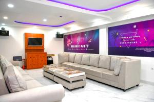 Cihideung的住宿－Jonna Pluto Highland By ZIRI，带沙发和电视的客厅