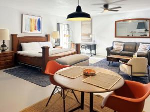 1 dormitorio con 1 cama, mesa y sillas en Chic & Cozy Oasis For Your Spring Break Escape, en Oklahoma City