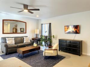 sala de estar con sofá y ventilador de techo en Chic & Cozy Oasis For Your Spring Break Escape, en Oklahoma City