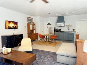 オクラホマシティにあるClean, Comfortable I Perfect Okc Location - 2804のキッチン、リビングルーム(テーブル、椅子付)