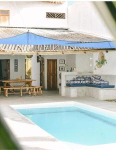 El Paredón Buena VistaにあるVilla Makai 2 Blueのスイミングプールとテーブル付きの家