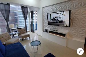 Oceano 21 في تيخوانا: غرفة معيشة مع تلفزيون على الحائط