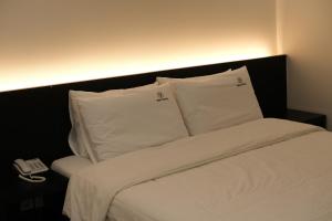 Postel nebo postele na pokoji v ubytování Busan Seomyeon Broa Hotel