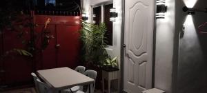 una habitación con una mesa y una puerta con plantas en Evexia Garden, en Santa Rosa