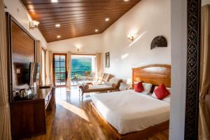 Green Nest Resort Ooty في كوتاغيري: غرفة نوم مع سرير وغرفة معيشة