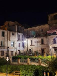 un groupe de bâtiments de nuit avec éclairage dans l'établissement Casa Mare * Monte * Mille Stelle, à Santa Caterina dello Ionio