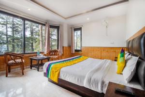 Postel nebo postele na pokoji v ubytování Itsy Hotels Avantika With Forest View