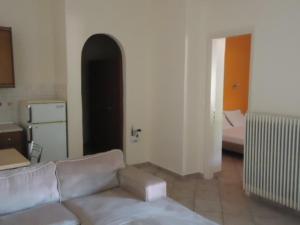 - un salon avec un canapé et une chambre dans l'établissement Almini2 Apartments, à Plataria