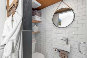 baño con espejo y lavabo en Blue Moon Tiny House, Sauna,ht, en Port Angeles