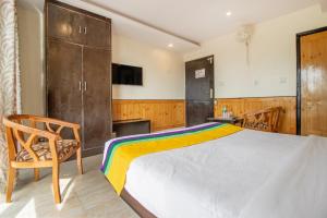 TV a/nebo společenská místnost v ubytování Itsy Hotels Avantika With Forest View