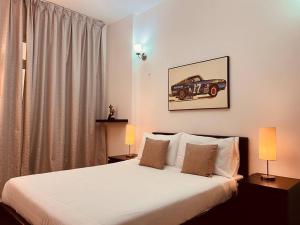 Кровать или кровати в номере ONE 2BHK Self Service Apartment in Muscat OG38